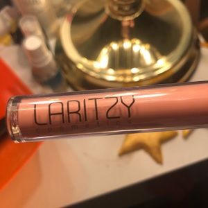 Laritzy lipgloss in "VIBE"
